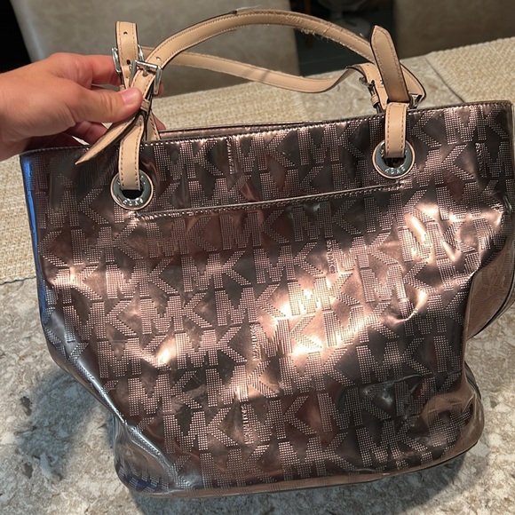 Micheal Kors silver shoulder bag - Picture 5 of 8